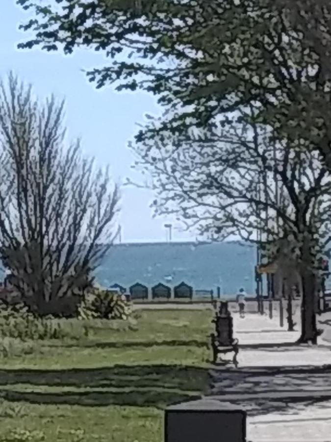 Great 2 Bedroom Apt By The Beach And Town Brighton Bagian luar foto